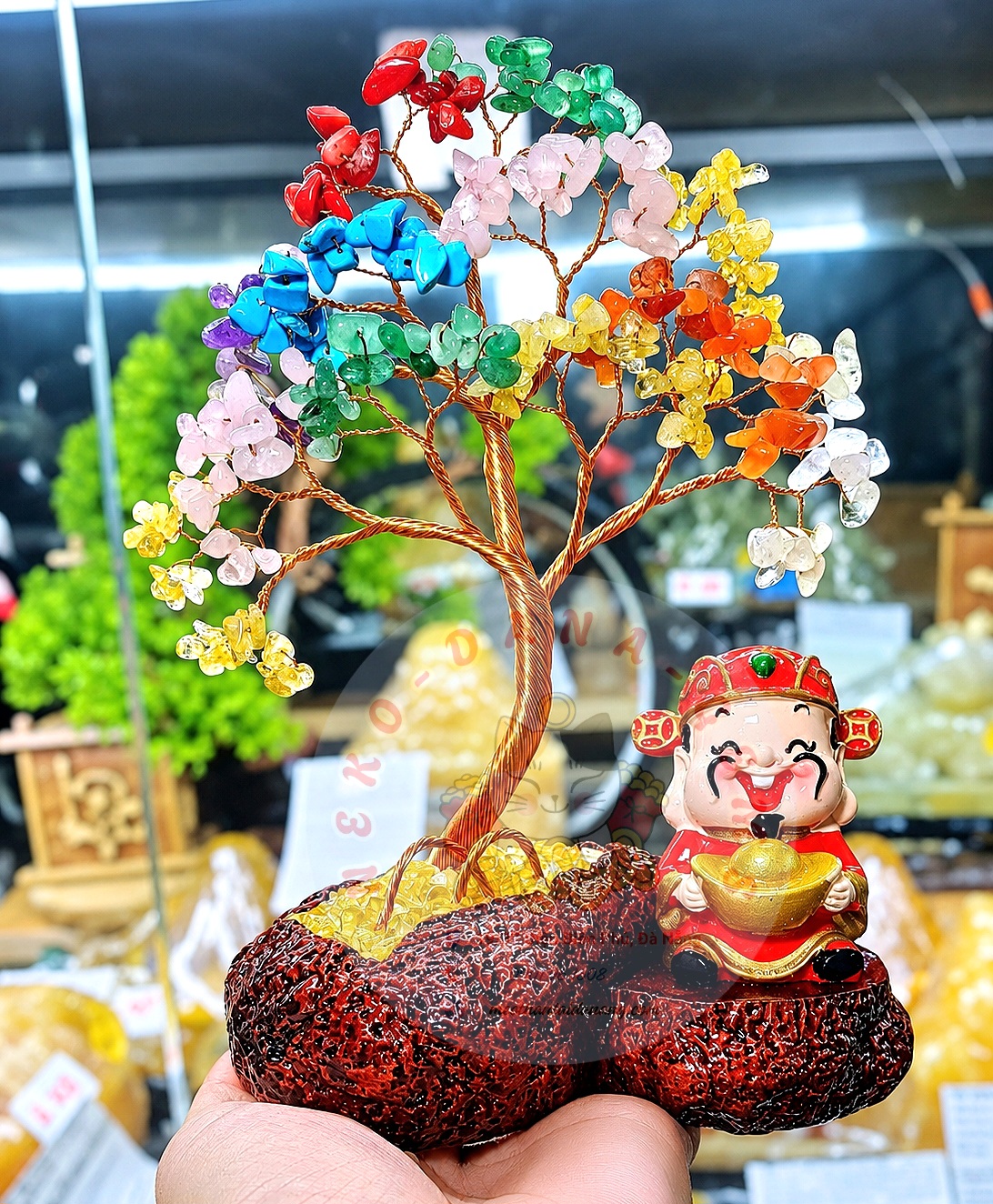 CÂY ĐÁ PHONG THỦY ĐÁ NGŨ SẮC KÈM TƯỢNG THẦN TÀI